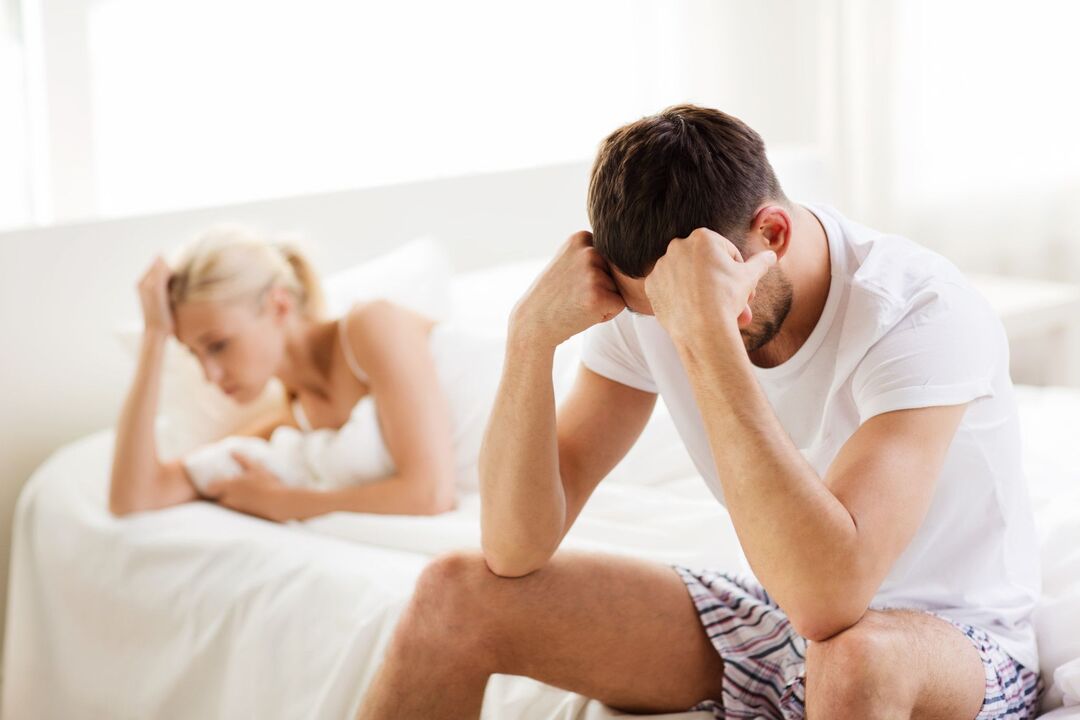 Ein Mann ist wütend über die geringe Potenz und weiß, wie man sie steigern kann
